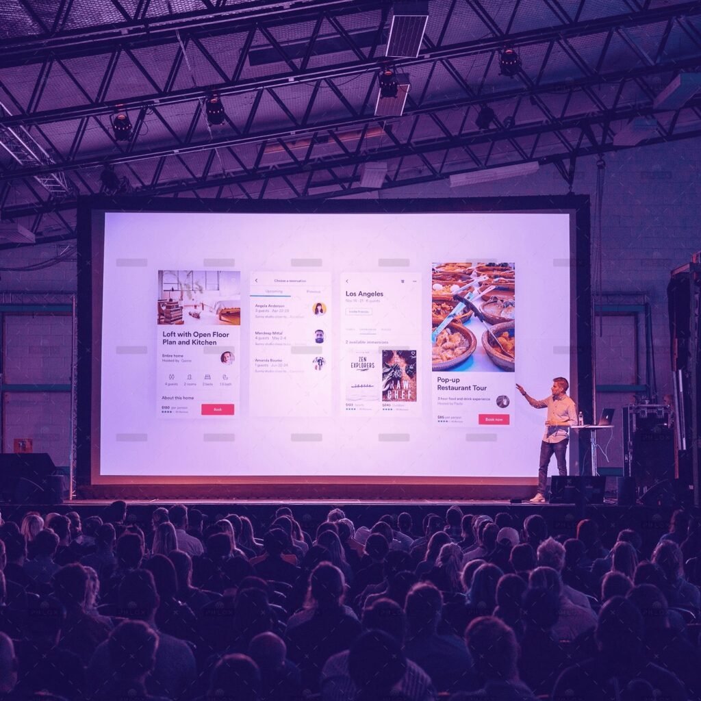Plateia acompanhando uma palestra em evento corporativo